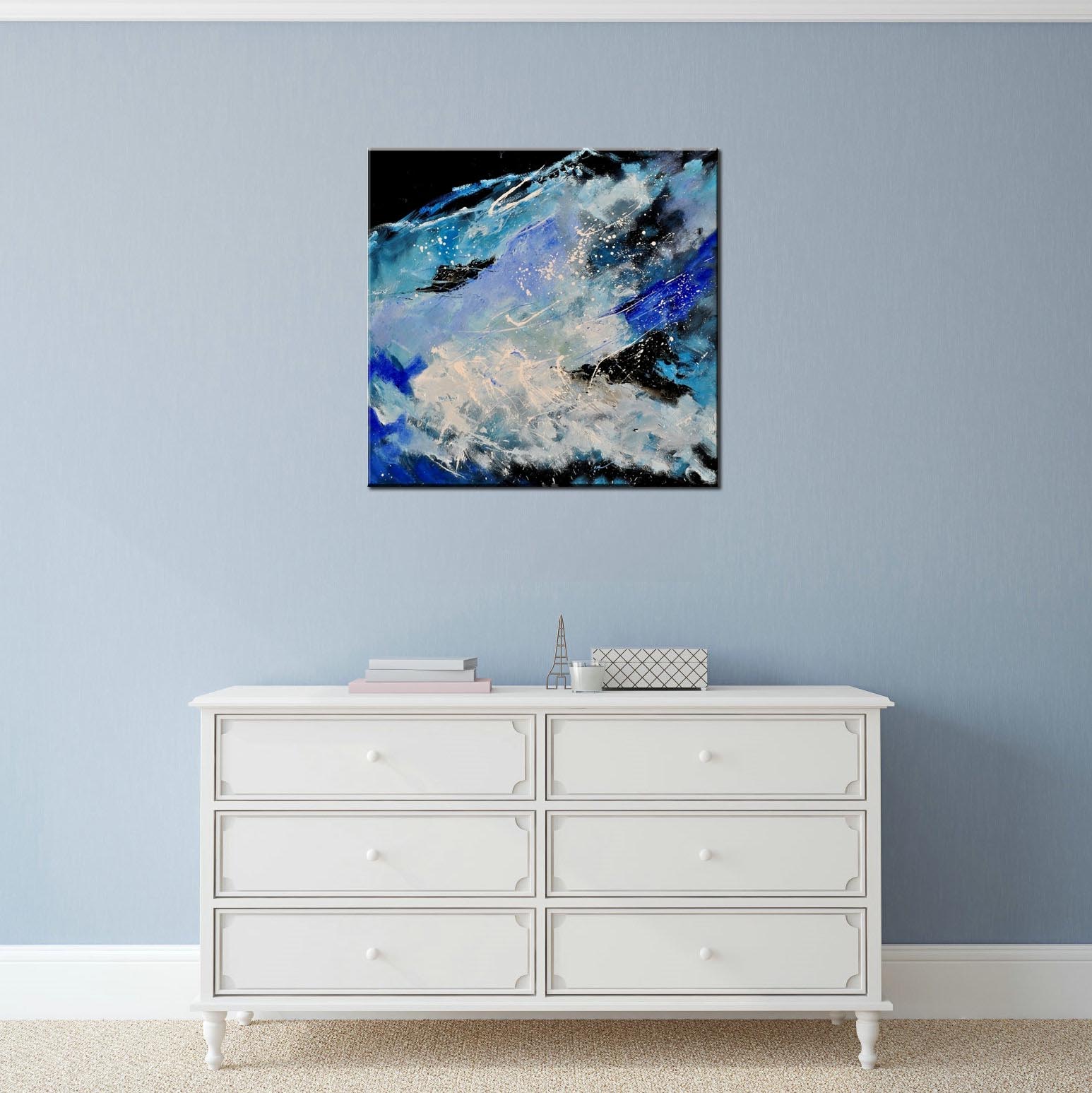 Tableau carré bleu noir abstrait Tableau carré bleu noir abstrait, accrochée sur un mur au-dessus d'une table blanche dans une maison.