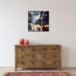 Tableau noir et blanc, bonne qualité, très original, accrochée sur un mur au-dessus d'une table dans une maison.