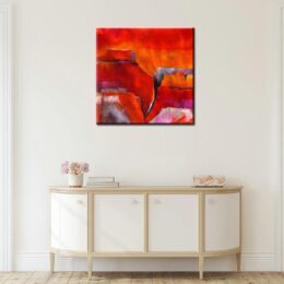 tableau carré rouge peinture abstraite, bonne qualité, très original accroché sur un mur au-dessus d'une table dans une maison.
