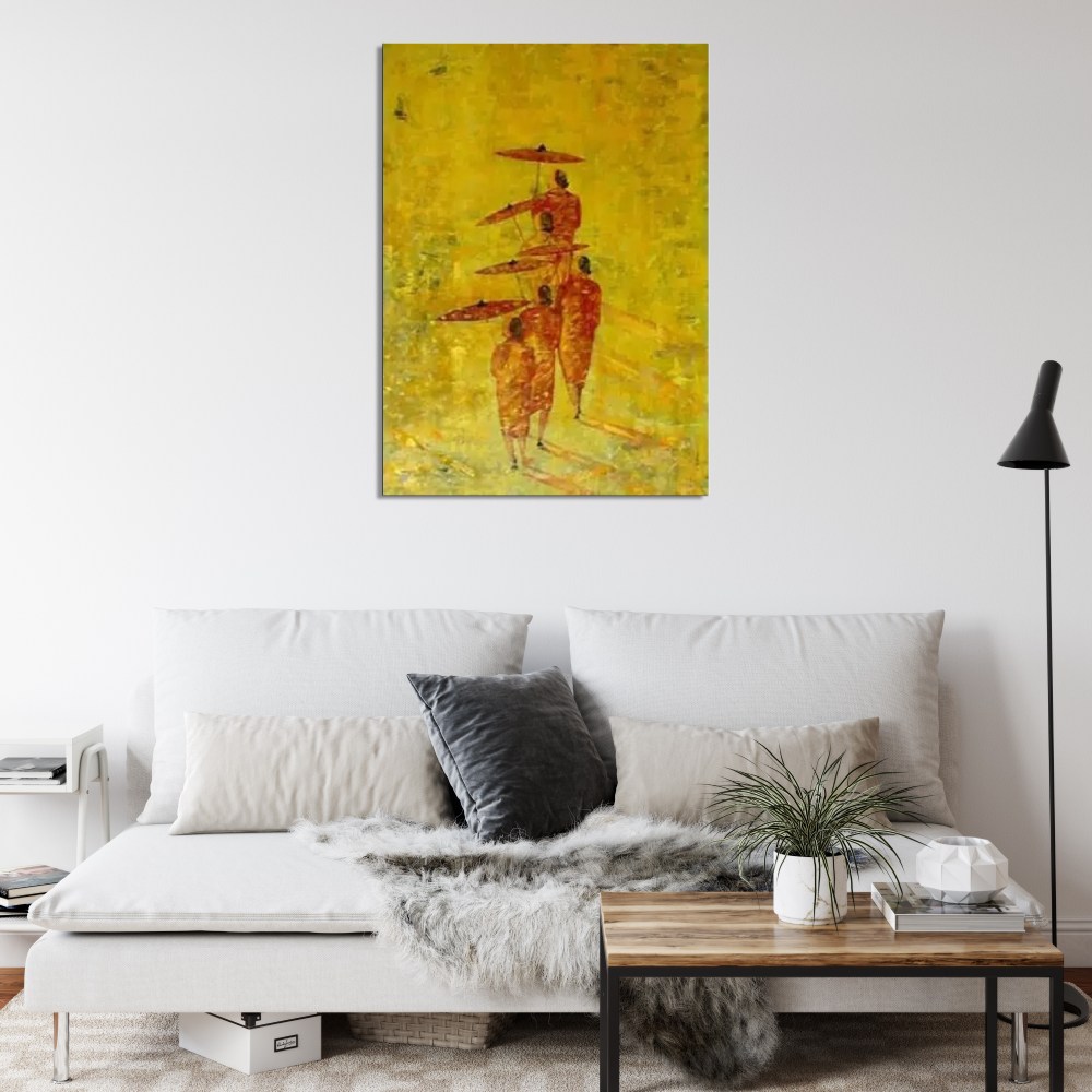 Peinture bouddha moines bouddhistes Tableau sur fond jaune, vert de moines tibétains en pèlerinage avec une longue robe rouge et chacun une ombrelle , au-dessus d'un canapé blanc large et une table basse en bois et fer, une lampe sur pied sur le côté droit du canapé