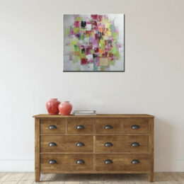 Peinture abstraite grise effets verts et mauves, bonne qualité, très original accrochée sur un mur au-dessus d'une table dans une maison.