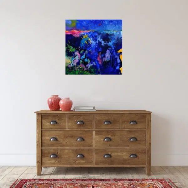 Peinture abstraite carré bleu. Bonne qualité, très original, accrochée sur un mur au-dessus d'une table marron dans une maison.