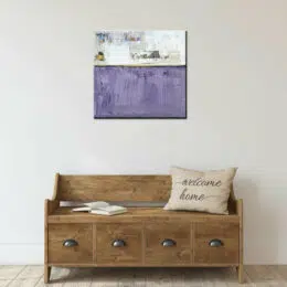 Peinture toile abstraite gris violet mauve, bonne qualité, très original accrochée sur un mur au-dessus d'un canapé dans une maison