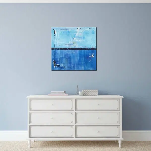 Peinture toile abstraite bleu ciel et bleu foncé. Bonne qualité, très original accrochée sur un mur au-dessus d'une table dans une maison