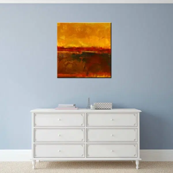 Peinture abstraite orange marron. Bonne qualité, très original, accrochée sur un mur au-dessus d'une table blanche dans une maison.