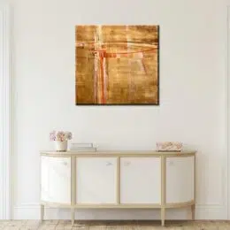 Peinture abstraite carré beige marron. Bonne qualité, accrochée sur un mur au-dessus d'une table blanche dans une maison.