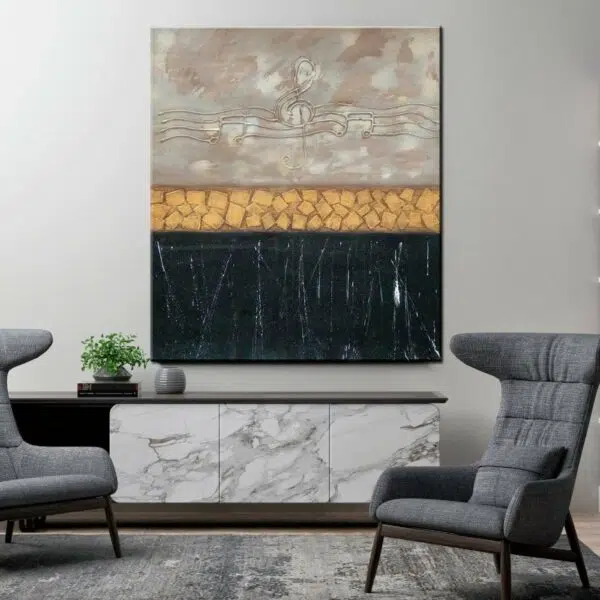 Peinture abstraite grise or noir. Bonne qualité, très original, accrochée sur un mur au-dessus des chaise dans un salon.