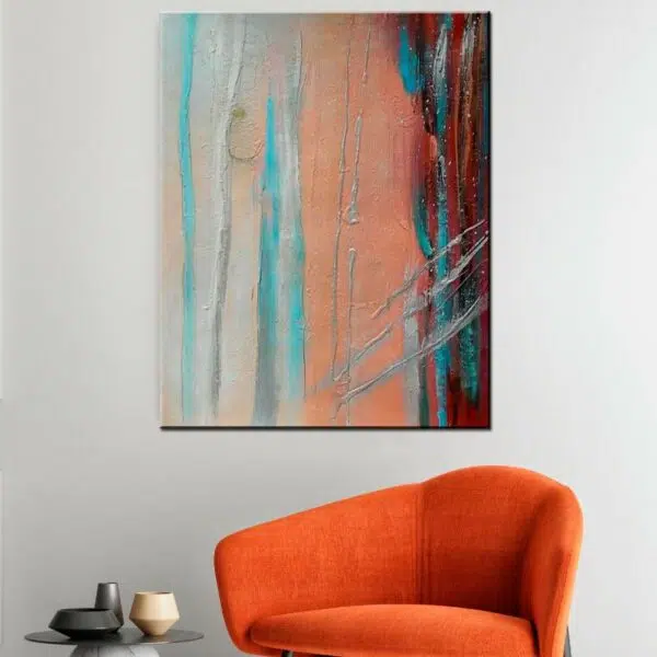 Peinture abstraite saumon bleu, accrochée sur un mur au-dessus d'un canapé dans une maison.