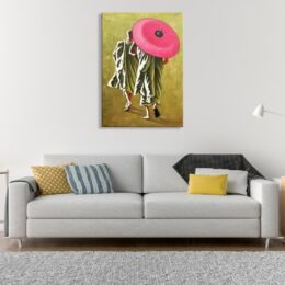 Tableau fond vert avec 2 moines marchant vers l'horizon en robe blanche et une ombrelle rose sur l'épaule, accroché au-dessus d'un canapé gris avec des coussins de couleurs