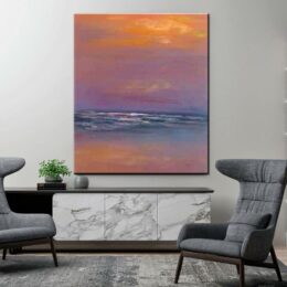 Peinture abstraite orange et mauve. Bonne qualité, très original, accroché sur un mur au-dessus des chaises et une table dans une maison.