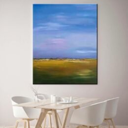 Peinture abstraite bleue et kaki. Bonne qualité et très original, accrochée sur un mur au-dessus des chaises et une table dans une maison.