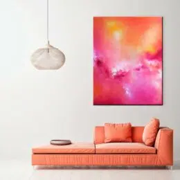 Peinture abstraite mauve et orange, accrochée sur un mur au-dessus d'un canapé orange dans un salon.