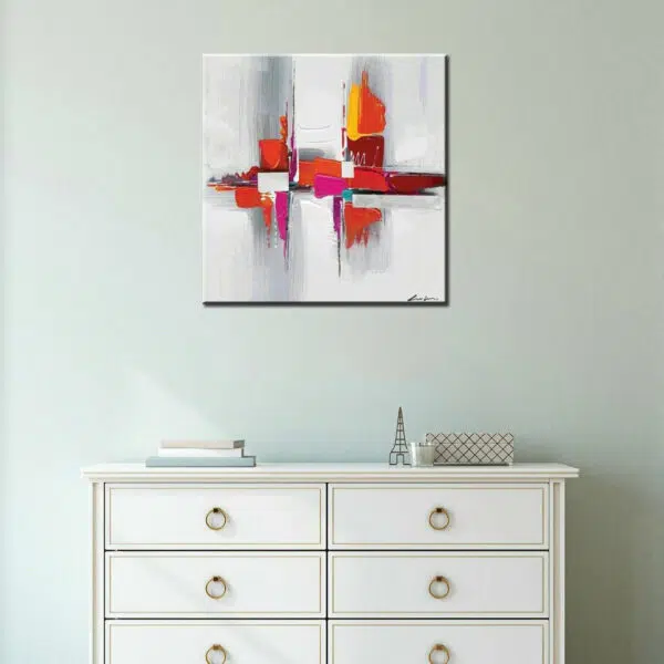 Peinture abstraite rouge et gris, art-déco, Bonne qualité, très original, accrochée sur un mur au-dessus d'une table dans un salon.