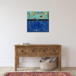 Tableau carré abstrait bleu clair et bleu ciel. Bonne qualité, très original, accrochée sur un mur au-dessus d'une table et un tapis dans une maison.