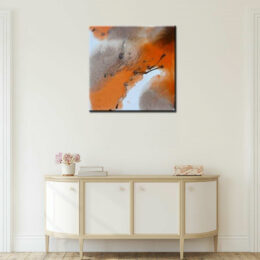 Peinture abstraite orange beige, bonne qualité, très original accrochée sur un mur au-dessus d'une table dans un salon.