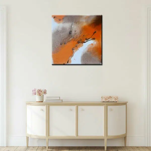Peinture abstraite orange beige, bonne qualité, très original accrochée sur un mur au-dessus d'une table dans un salon.