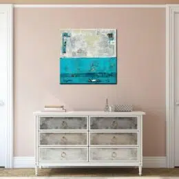 Peinture toile abstraite bleu ciel et gris, bonne qualité, très original accrochée sur un mur au-dessus d'une table dans une maison.