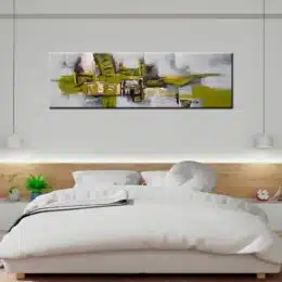 Tableau panoramique abstrait gris vert, accrochée sur un mur au-dessus d'un lit dans une maison.