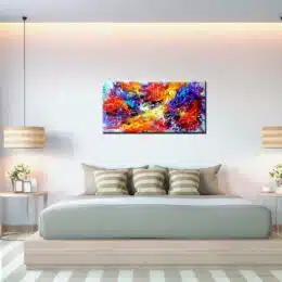 Tableau panoramique abstrait multicolore. Bonne qualité, très original, accrochée sur un mur au-dessus d'un lit dans une maison