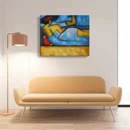 Tableau de sorte de silhouette allongé, accroché au-dessus d'un canapé jaune avec une lampe sur pied à gauche