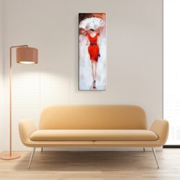 Tableau d'une femme en robe rouge de dos avec un parapluie blanc, accroché au-dessus d'un canapé jaune avec une lampe sur pied à gauche du canapé