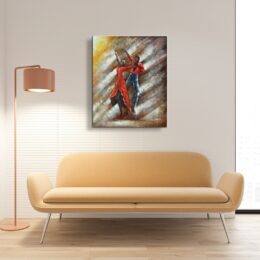 Tableau d'un couple de danseurs de tango, accroché au-dessus d'un canapé jaune, une lampe sur pied sur la gauche