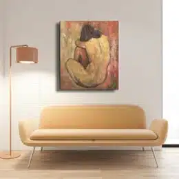 Tableau d'une femme de dos nue en position foetus, accrcohé au-dessus d'un canapé jaune avec une lampe sur pied sur la gauche