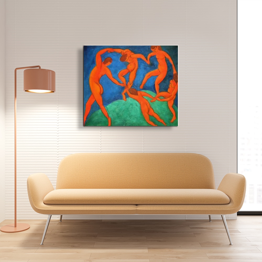 Peinture moderne la danse Tableau représentant des personnes nues dansant sur un fond vert et bleu, accroché au-dessus d'un canapé jaune, une lampe sur pied couleur bronze à gauche du canapé