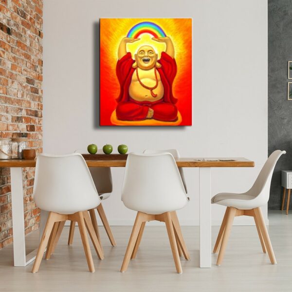 Tableau orangé, rouge d'un bouddha assis en tailleur vêtu d'un gilet et pantalon rouge portant un arc-en-ciel dans ses mains, mis sur un mur blanc dans une cuisine avec une table en bois contre un mur en pierre brique et 5 chaises blanches avec les pieds en bois