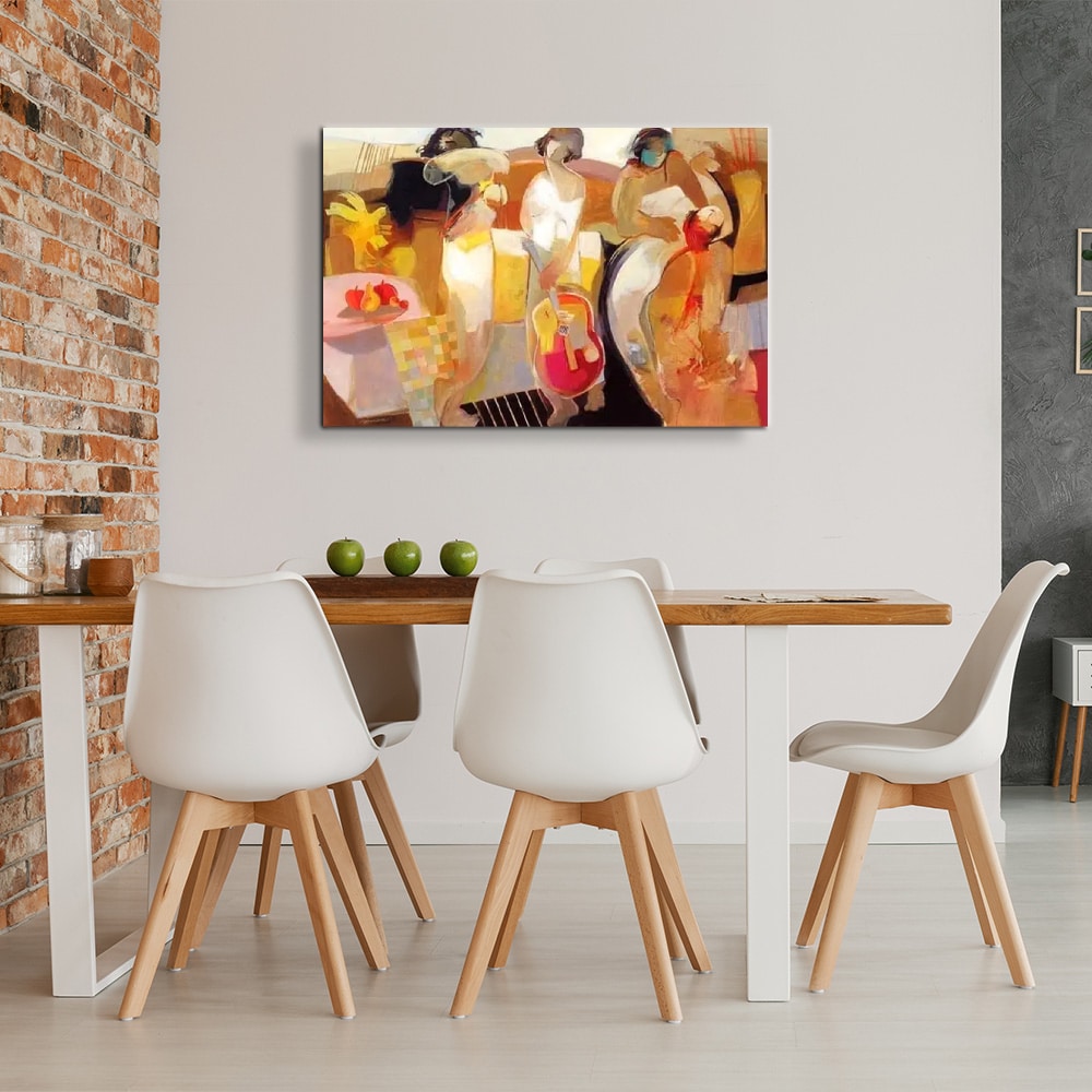 Peinture moderne orange marron musiciens Tableau abstrait d'un groupe de personne assis, une à une guitare, il y a une corbeille de fruits, accrcohé face à une table en bois qui est contre un mur en briquette avec 5 chaises blanche avec les pieds en bois