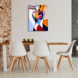 Tableau abstrait multicolore, accroché en face d'une table en bois qui est posé contre un mur en brique avec 5 chaises blanches aux pieds en bois