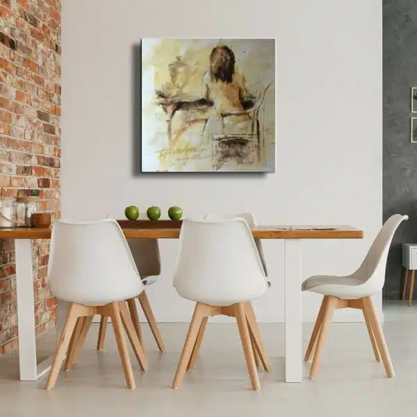 Tableau d'une femme brune, dos nue, assise à une table, accroché au mur face à une table en bois contre un mur en briquettes avec pieds métal blanc, 5 chaises blanches avec pieds en bois