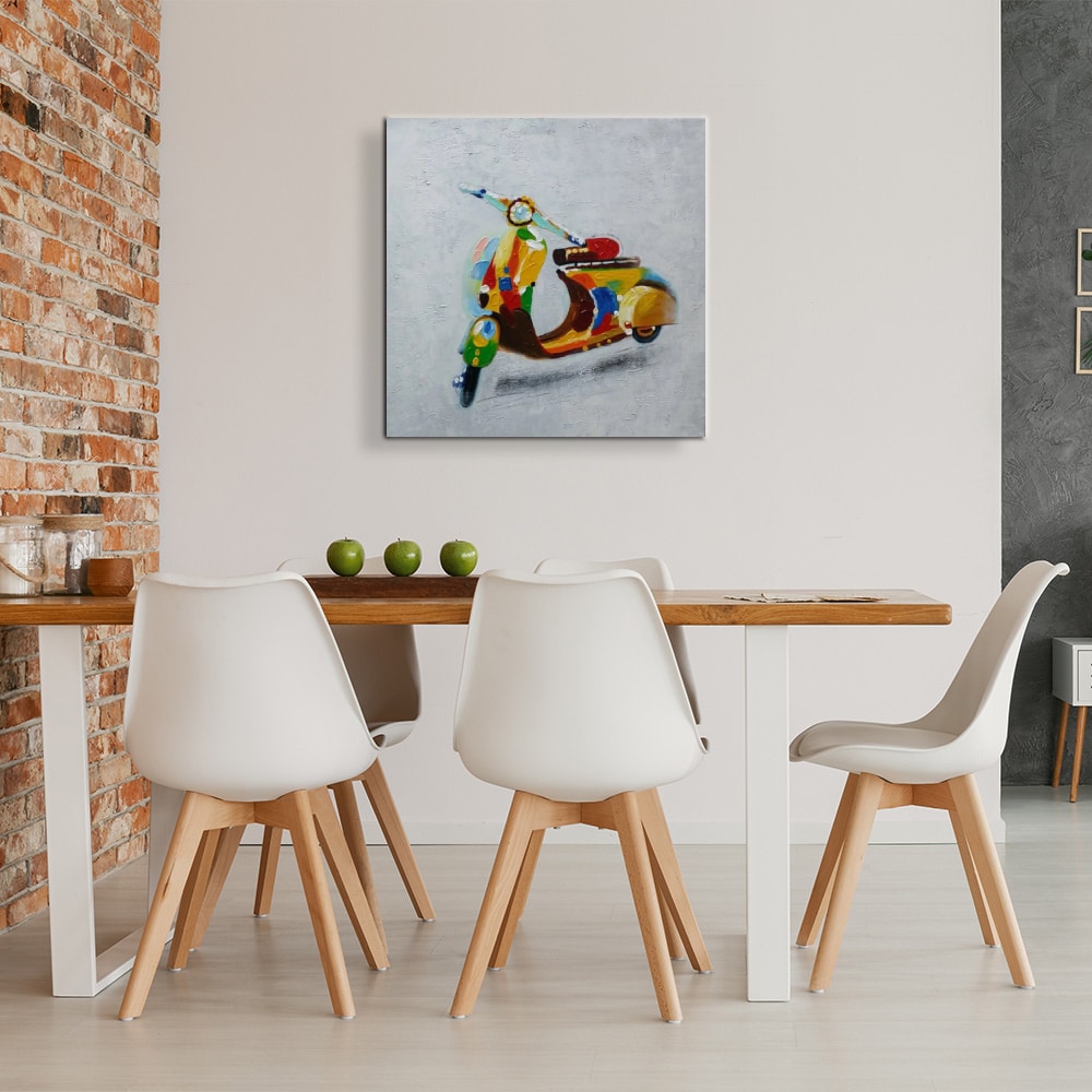 Tableau peinture pop art scooter Tableau d'un scooter Vespa multicolore sur fond gris, accroché au mur en face d'une table en bois avec 5 chaises blanches posés contre un mur en briquette