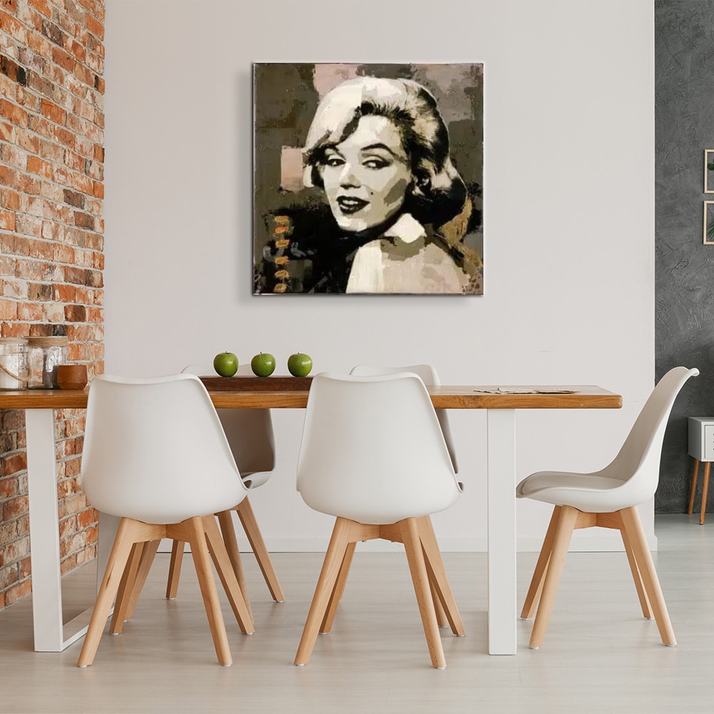 Tableau moderne Marylin Monroe Tableau de Marilyn Monroe dans un style sépia, accroché face à une table en bois marron et 5 chaises blanches avec les pieds en bois