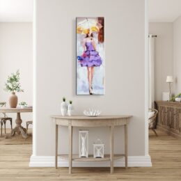 Tableau d'une femme en robe violette à volant avec un parapluie, accrcohé au-dessus d'une console en bois avec des vases sur la gauche et des lanternes en dessous