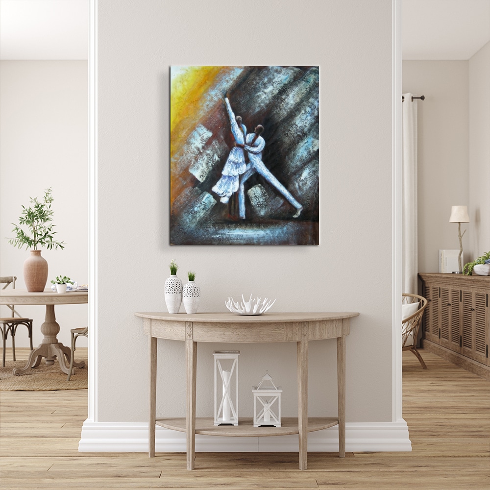 Peinture contemporaine danseurs tango Tableau de danseurs de tango, accroché au-dessus d'une console en bois patinée, des vases avec des fleurs à gauche et des lanternes en dessous