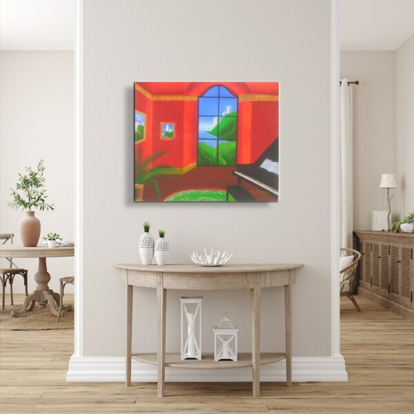 Tableau représentant une pièce de vie avec un piano, un tapis vert, une plante verte sur la gauche, les murs sont rouges avec une grande fenêtre vue sur un jardin et des cadres, accroché au-dessus d'une console en bois patiné avec des vases sur la gauche et des lanternes en dessous