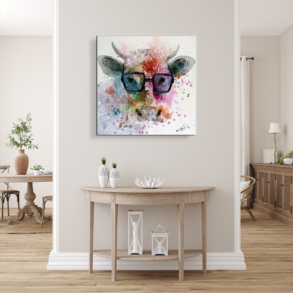 Tableau pop art vache à lunettes Tableau style pop art d'une vache à lunette avec des couleurs multicolore, accroché au-dessus d'une console demi-cercle en bois avec des vases sur la gauche, et des lampes en dessous