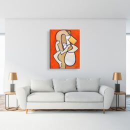 Tableau au fond rouge avec des formes abstraites, accroché au-dessus d'un canapé blanc, 2 tables d'appoint de chaque côté avec des lampes grise et abat-jour bronze