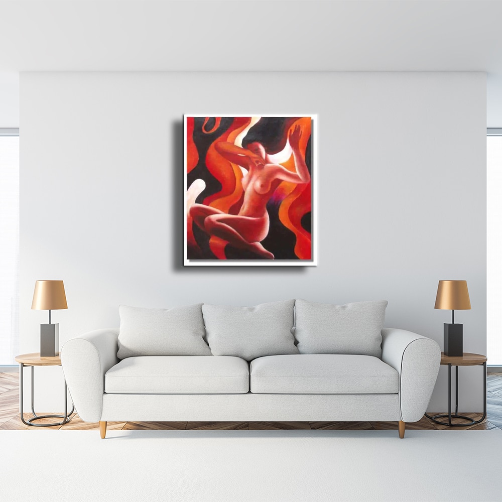 Tableau femme nu décor abstrait Tableau d'une femme nue, les bras levés, la main droite sur le visage, les jambes pliées , au-dessus d'un canapé blanc avec 2 tables d'appoint avec une lampe