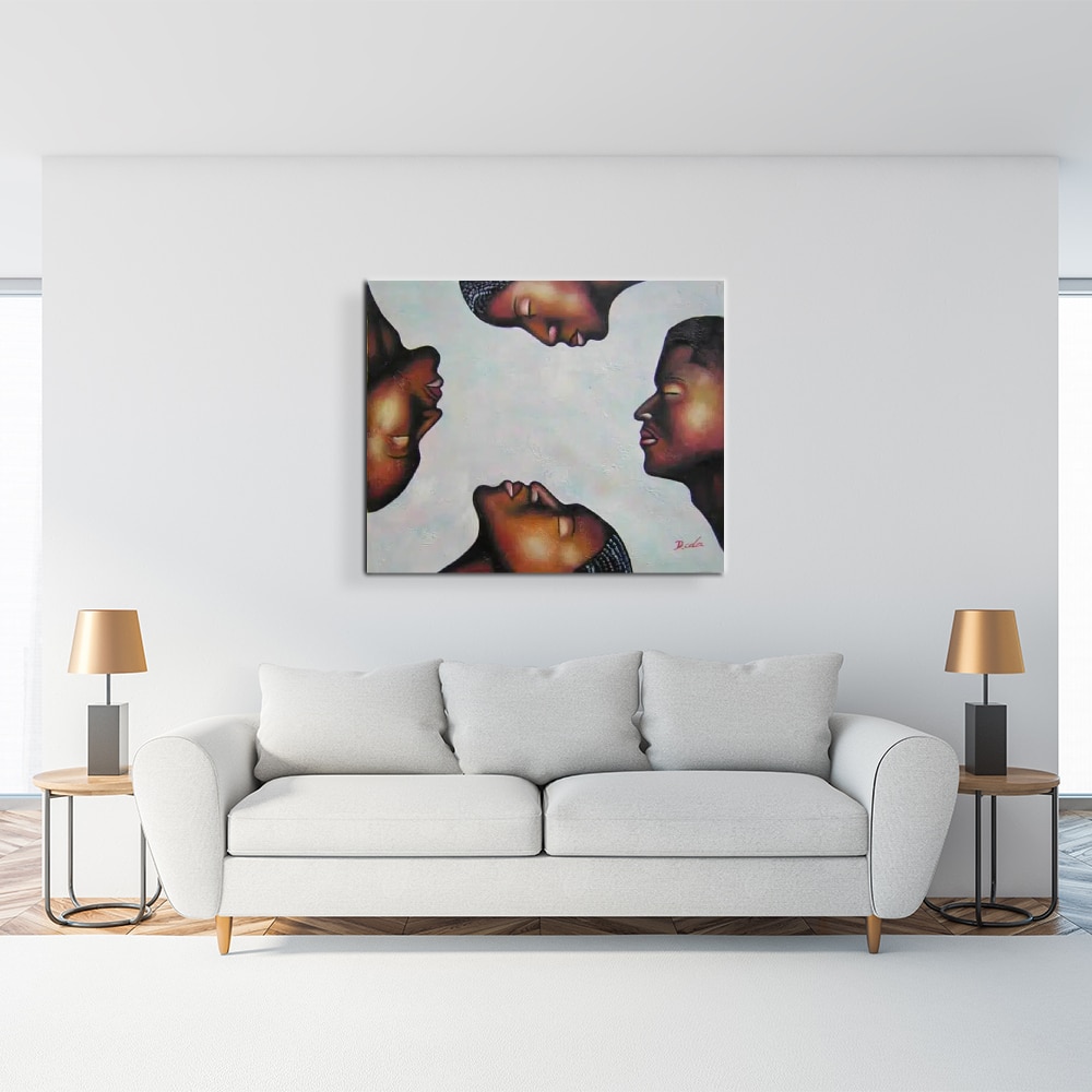Peinture moderne ronde de visages africains Tableau de 4 visages afro, les yeux fermés, accroché au-dessus d'un canapé blanc avec 2 tables d'appoint sur chaque côté avec des lampes grise et abat-jour bronze