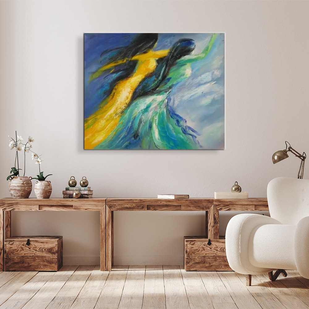 Peinture contemporaine silhouettes femmes Tableau aux tons bleus et jaunes représentant 2 femmes brunes aux longs cheveux avec de longues robes, accroché au-dessus d'une table en bois marron des vases avec des fleurs sur la gauche et en dessous des casiers en bois, un fauteuil blanc sur la droite