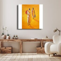 Tableau couleurs chaude orange,jaune, 2 moines marchant de dos, le deuxième avec une ombrelle et le premier un sac dans la main droite, accroché au-dessus d'un meuble bois marron foncé avec un fauteuil blanc devant sur la droite, des caisses de rangement sous le meuble et des plantes posés dessus sur la gauche