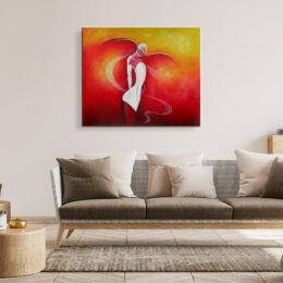 Tableau d'une femme debout habillé d'une robe blanche avec des manchettes et un grand chapeau blanc, accroché au-dessus d'un canapé marron avec des coussins beige