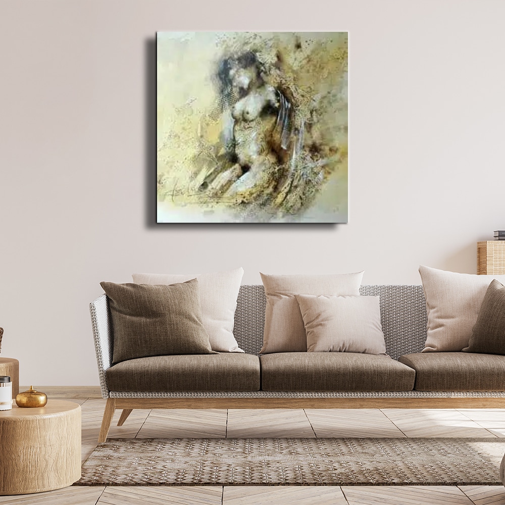 Femme avec léger voile sur les épaules Tableau femme nue peinture abstraite, mélange de verts, gris, beige.accroché au-dessus d'un canapé marron avec coussin avec tapis beige et gris et table basse marron à gauche
