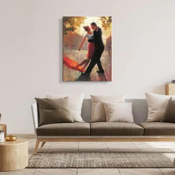 Tableau d'un couple amoureux qui danse, accroché au-dessus d'un canapé marron avec des coussins