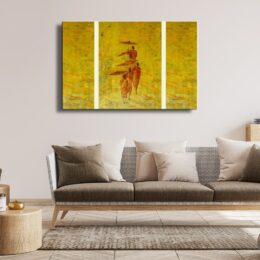 Tableau de moine tibétain à la queue indienne en habits rouge, marchand vers l'horizon sur fond jaune brouillard, au-dessus d'un canapé marron avec des coussins beige, marron