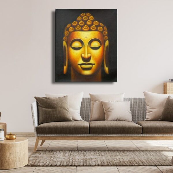 Tableau tête de Bouddha or sur fond noir, au-dessus d'un canapé marron avec coussins beige, marron et un tapis dans les mêmes colorie avec un tabouret d'appoint en bois à gauche
