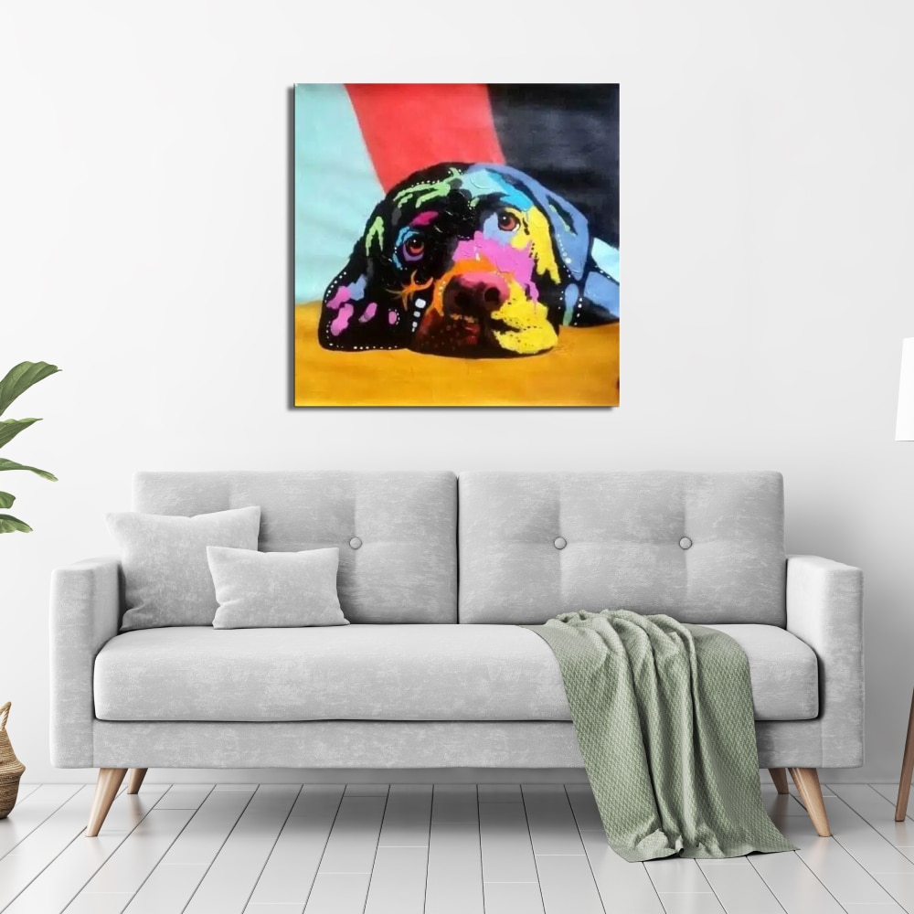 Tableau pop art tête de labrador Tableau d'un petit chiot sur un style pop art , accroché au-dessus d'un canapé gris avec un plaid vert tombant