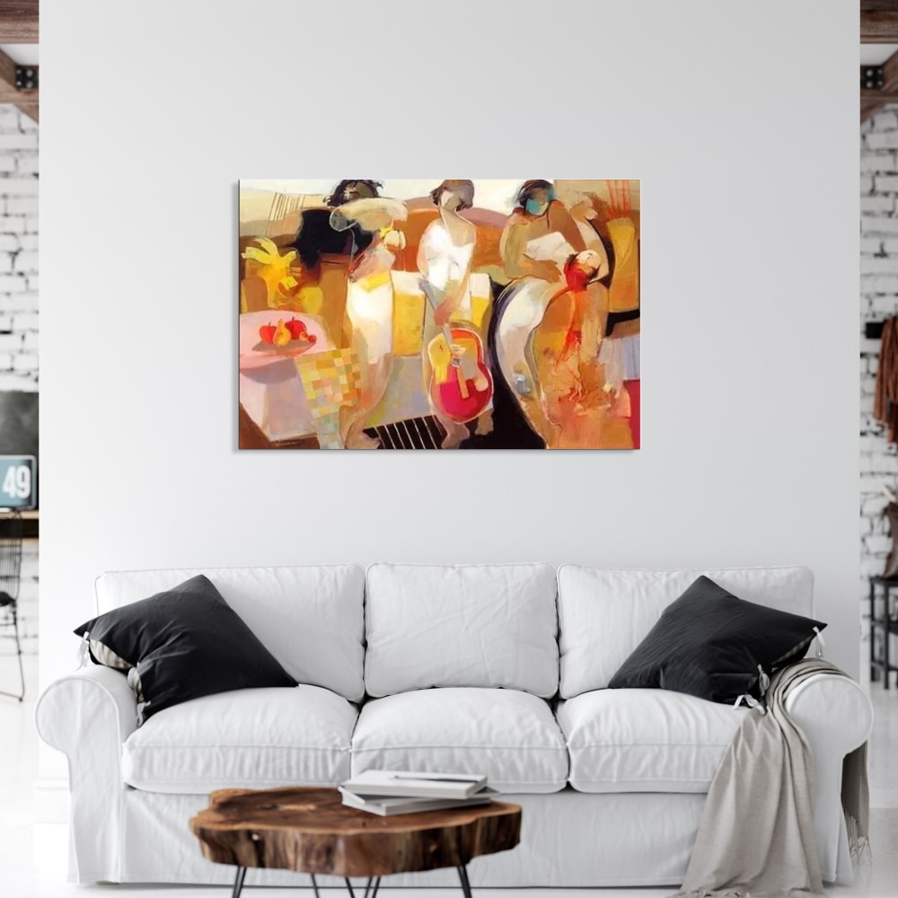 Peinture moderne orange marron musiciens Tableau abstrait d'un groupe de personne assis, une à une guitare, il y a une corbeille de fruits, accrcohé au-dessus d'un canapé blanc avec 2 coussins noirs dans chaque coin avec une table basse en bois